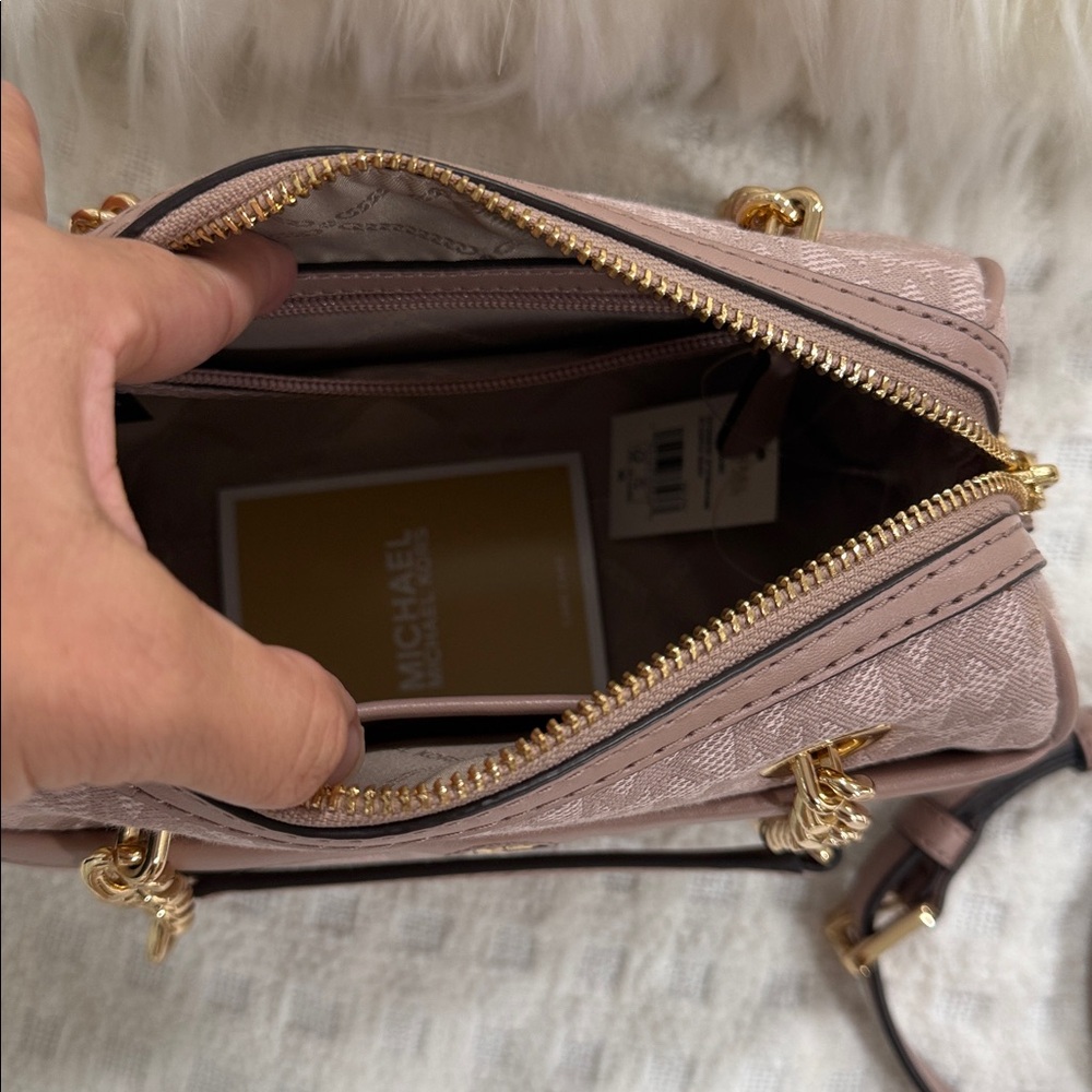 Michael Kors Blush Crossbody Bag with Gold Accents
NWT💃🏻 - Picture 7 of 9